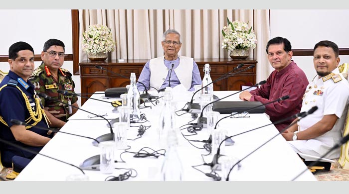 প্রধান উপদেষ্টার সঙ্গে তিন বাহিনীর প্রধানগণের সাক্ষাৎ